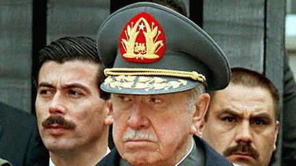 Le général Augusto Pinochet en 1997, lors de l'annivesrsaire de son coup d'Etat de 1973 au Chili
 (CRIS BOURONCLE / AFP FILES / AFP)