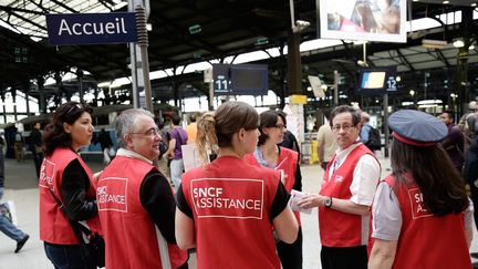 Des agents non gr&eacute;vistes portent des gilets rouges SNCF Assistance pour renseigner les usagers &agrave; la gare de Paris Saint-Lazare, mercredi 11 juin 2014. (  MAXPPP)