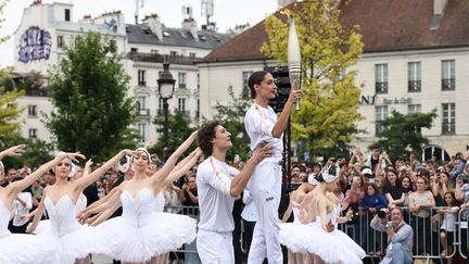 Les danseurs étoiles Dorothée Gilbert et Hugo Marchand place de la Bastille, à Paris, le 14 juillet 2024. (FRED DUGIT / MAXPPP)