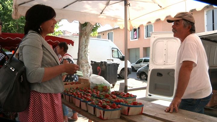 Katy Guyot en campagne sur le marché de Saint-Gilles (FTV)