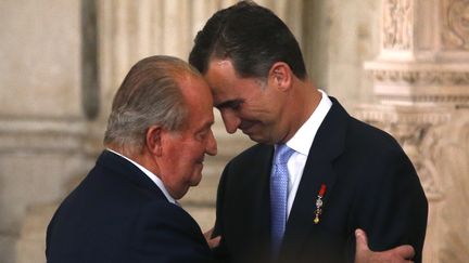 &nbsp; (Juan Carlos passe la main à son fils Felipe VI © Reuters-Juan Medina)