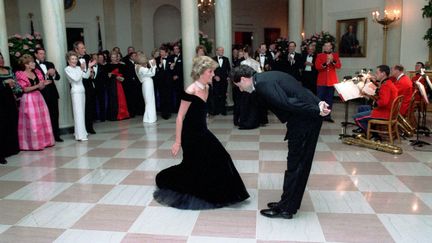 La princesse Diana danse avec John Travolta à la Maison blanche lors d'un diner donné par Ronald Reagan pour le prince Charles et sa femme (9 novembre 1985) (PETE SOUZA / PETE SOUZA - COURTESY RONALD REAGAN / DPA PICTURE ALLIANCE / AFP)