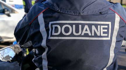 A customs agent in the town of Pont-de-l'Isère (Drôme), February 23, 2024. (NICOLAS GUYONNET / HANS LUCAS)