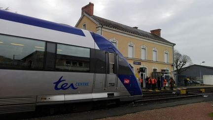 Une opération de sensibilisation à la sécurité en gare d'Ecommoy, en mars 2017. (BERTRAND HOCHET/RADIO FRANCE)