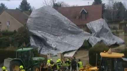 Capture d'&eacute;cran - 24 d&eacute;cembre 2013&nbsp;une maison de Sennecey-le-Grand (Sa&ocirc;ne-et-Loire) envelopp&eacute;e par la toiture d'un coll&egrave;ge qui s'est&nbsp;envol&eacute;e avec la force du vent (FRANCE 3 BOURGOGNE / FRANCETV INFO )