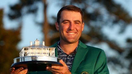 L'Américain Scottie Scheffler&nbsp;célèbre son premier Grand Chelem&nbsp;lors de la cérémonie de la veste verte après avoir remporté le Masters d'Augusta (Géorgie), le 10 avril 2022. (ANDREW REDINGTON / GETTY IMAGES NORTH AMERICA / AFP)