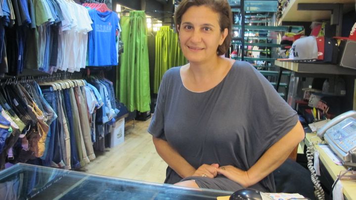 Zoe Ragavi dans une de ses boutiques de v&ecirc;tements Unity &agrave; Ath&egrave;nes. (ELISE LAMBERT/FRANCETV INFO)