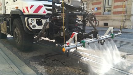 A Nancy (Meurthe-et-Moselle),&nbsp;les services de la Métropole du Grand Nancy arrosent les rails et la chaussée du tramway pour faire face à l'épisode de canicule, en juillet 2018.&nbsp; (CÉDRIC LIETO / FRANCE-BLEU SUD LORRAINE)