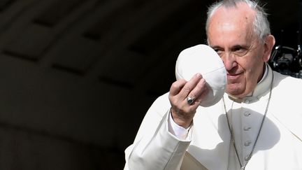 Le pape François arrive sur la place Saint-Pierre, le 6 avril 2016, au Vatican. (TIZIANA FABI / AFP)