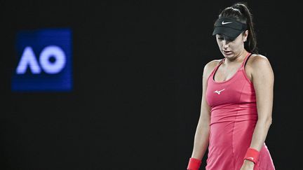 Océane Dodin s'est inclinée en huitièmes de finale de l'open d'Australie contre Qinwen Zheng, lundi 22 janvier 2024. (LILLIAN SUWANRUMPHA / AFP)