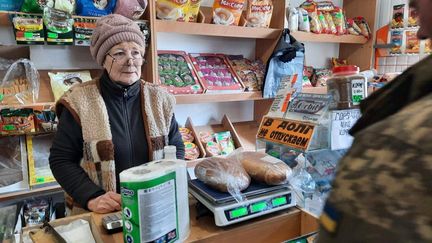 Svetlana est bien décidée à continuer à travailler dans son épicerie de Tchassiv Yar, malgré les risques tous les jours plus importants. (THIBAULT LEFEVRE / RADIOFRANCE)