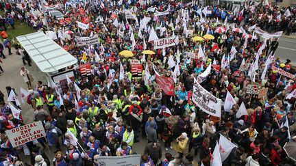 Des enseignants en grève manifestent à Varsovie (Pologne) pour de meilleurs salaires le 18 avril 2015 (illustration). (TOMASZ GZELL / MAXPPP)