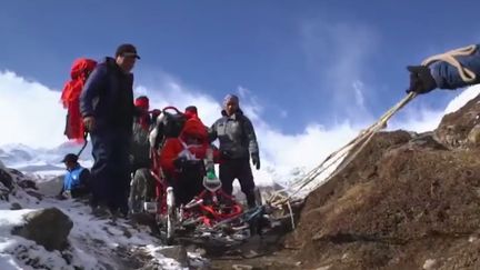 Le quadrix est un véhicule qui permet aux personnes handicapées de se déplacer en montagne (Capture d'écran France 2)