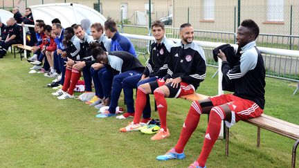 Des joueurs de l'&eacute;quipe de Luzenac, lors d'un match amical contre Toulouse, le 12 juillet 2014 &agrave; Maz&egrave;res (Ari&egrave;ge). (REMY GABALDA / AFP)