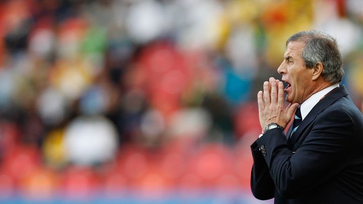 Le sélectionneur uruguayen Oscar Tabarez lors d'un match face à la Corée du Sud lors de la Coupe du monde 2010, à Port-Elizabeth (Afrique du Sud), le 26 juin. (AI PROJECT / REUTERS)