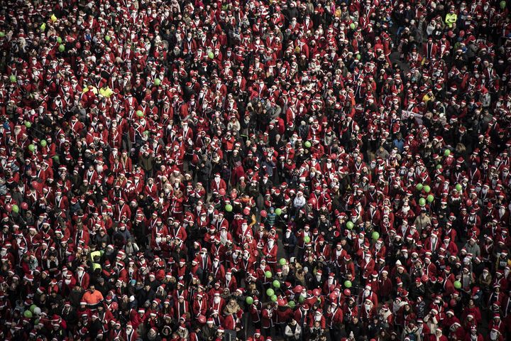 Les pères Noël de Turin vu d'en haut.&nbsp; (MARCO BERTORELLO / AFP)