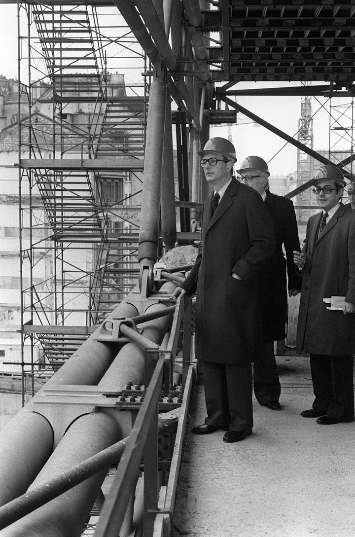 Jacques Chirac,&nbsp;qui&nbsp;a,&nbsp;à l'époque,&nbsp;occupé&nbsp;brièvement le poste de&nbsp;ministre de l'Intérieur du président Valéry Giscard d'estaing, visite le chantier du centre Pompidou le 9 décembre 1974. Derrière lui, à demi-caché, Robert Bordaz, président de l'établissement public du futur centre des arts. (AFP)