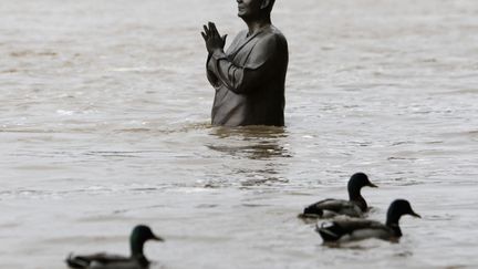 Des canards nagent autour d'une statue immerg&eacute;e en raison des crues dans la rivi&egrave;re Vltava &agrave; Prague (R&eacute;publique tch&egrave;que), le 2 juin 2013. (DAVID W. CERNY / REUTERS)