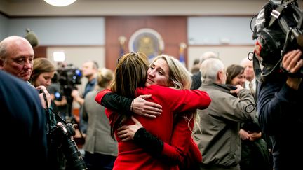 Megan Halicek, l'une des plaignantes abusées sexuellement par Larry Nassar, prend dans les bras l'une de ses soutiens après la sentence prononcée contre le médecin, le 24 janvier 2018 à Lansing, dans le Michigan (Etats-Unis).&nbsp; (ANTHONY LANZILOTE / GETTY IMAGES NORTH AMERICA)