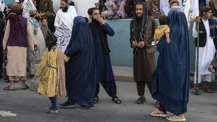 Des femmes en burqa dans les rues de Kaboul, le 14 août 2024 en Afghanistan. (WAKIL KOHSAR / AFP)