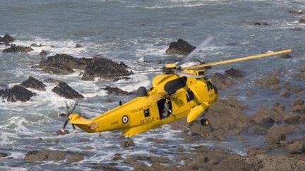 Hélicoptère de secours en mer britannique évoluant au-dessus de Widemouth Bay en Cornouaille (ouest de la Grande-Bretagne) le 20-9-2008 (AFP - Biosphoto - Mark Boulton)