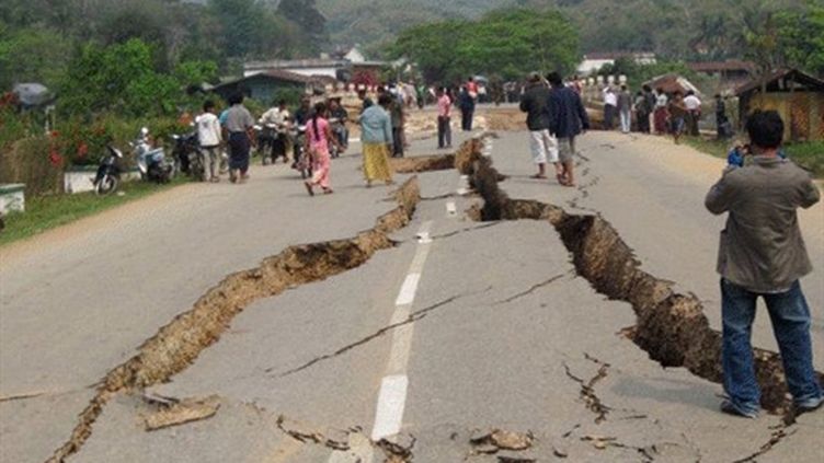 Le Séisme De Magnitude 68 Qui A Frappé Lest De La Birmanie Jeudi A Fait Au Moins 75 Morts Et 