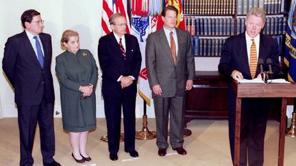 &nbsp; (De gauche à droite : Richard Holbrooke, l’architecte des accords de Dayton sur la Bosnie, l’ambassadeur des Nations Unies, Madeline Albright, le conseiller à la sécurité nationale Anthony Lake, le vice-président Al Gore et Bill Clinton © Reuters)