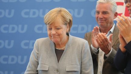 Allemagne : l'arrivée de l'AfD au Parlement embarrasse Angela Merkel