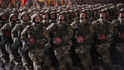 Des soldats nord-coréens participent à un défilé militaire célébrant le 75e anniversaire de la fondation de l'Armée populaire coréenne sur la place Kim Il Sung à Pyongyang, (photo d'illustration, le 8 février 2023). (STR / KCNA VIA KNS)