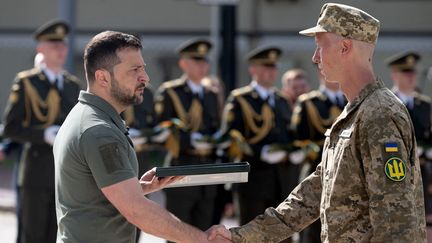 Volodymyr Zelensky félicite les soldats ukrainiens à Kiev, le 28 juillet 2023. (HANDOUT / UKRAINIAN PRESIDENTIAL PRESS SER / AFP)