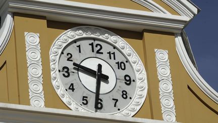 L'horloge "du Sud", sur le&nbsp;b&acirc;timent du Congr&egrave;s bolivien &agrave; La Paz, le 25 juin 2014. (JORGE BERNAL / AFP)