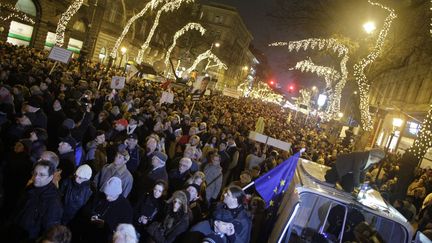 Au moins 100 000 personnes, selon les organisateurs, ont manifest&eacute; le 2 janvier 2011 &agrave; Budapest (Hongrie) contre le Premier ministre conservateur Viktor Orban. (AFP PHOTO / FERENC ISZA)