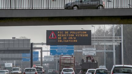 Un épisode pollution de l'air sur Lille (Nord), le 8 décembre 2015. (PHILIPPE HUGUEN / AFP)