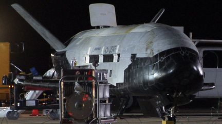 La navette spatiale inhabit&eacute;e X-37B, le 3 d&eacute;cembre 2012, sur la base de l'aviation am&eacute;ricaine&nbsp;Vandenberg (Californie, Etats-Unis). (US AIR FORCE / REUTERS)