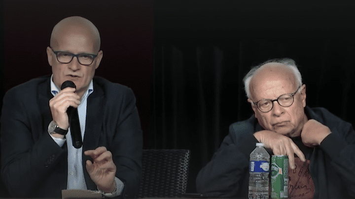 Xavier Azalbert (left), publication director of "France Evening"and André Bercoff (right), journalist at Sud-Radio and former editorial director of "France Evening"during a conference in Saintes (Charente-Maritime), May 18, 2023. (FRANCEINFO)