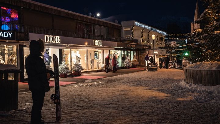 Les rues de Courchevel et ses magasins de luxe. (MAXIME GRUSS / HANS LUCAS)