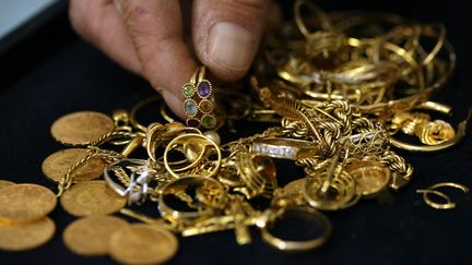 Lors des perquisitions, "1,4 kg de bijoux, 21 pièces d'or et du matériel multimédia" ont été saisis. (MAXPPP)