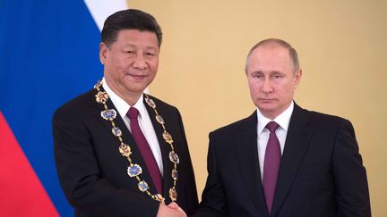 Xi Jinping et Vladimir Poutine, le 4 juillet 2017, à Moscou. (SERGEY GUNEEV / SPUTNIK VIA AFP)