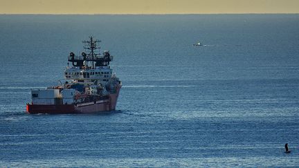 Le navire humanitaire "Ocean Viking" quitte le port de Marseille, le 18 décembre 2022. (GERARD BOTTINO / SOPA IMAGES / SIPA)