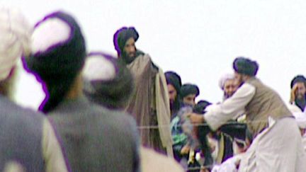 Capture d'&eacute;cran d'une des rares images du mollah Omar (au centre), diffus&eacute;e dans une &eacute;mission de la BBC en 1996.&nbsp; (BBC NEWSNIGHT / AFP)