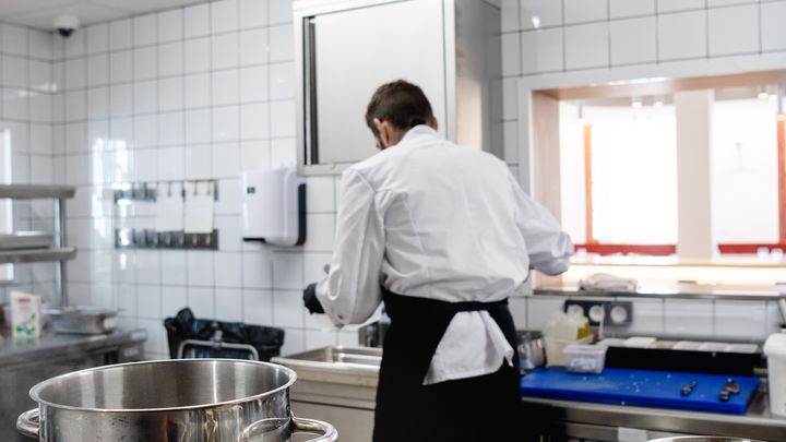 Dans la cuisine du restaurant Les Beaux Mets dans la prison des Baumettes à Marseille, le 14 novembre 2022. (CAROLINE DUTREY)