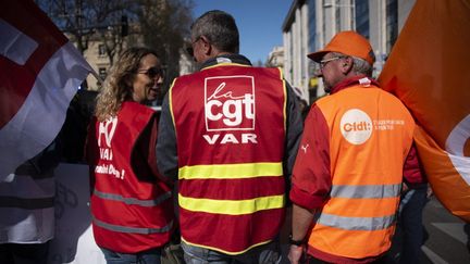 Des manifestants contre la réforme des retraites, le 28 mars 2023 à Toulon (Var). (MAGALI COHEN / HANS LUCAS / AFP)