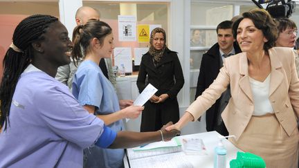 Marisol Touraine visite le centre hospitalier de Saint-Denis (Seine-Saint-Denis),&nbsp;le 17 mai 2012. (MEHDI FEDOUACH / AFP)