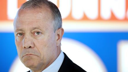 Bernard Lacombe, num&eacute;ro deux de l'Olympique lyonnais, lors d'une conf&eacute;rence de presse &agrave; Lyon, le 15 mai 2012. (PHILIPPE MERLE / AFP)