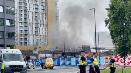 Un important incendie s'est déclaré à Londres (Royaume-Uni), le 28 juin 2021. (ZUHAL DEMIRCI / ANADOLU AGENCY / AFP)