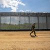 Un agent&nbsp;contrôle la frontière entre la Grèce et la Turquie dans la région de l'Evros (Grèce), le 18 juin 2021.&nbsp; (NICOLAS ECONOMOU / NURPHOTO / AFP)