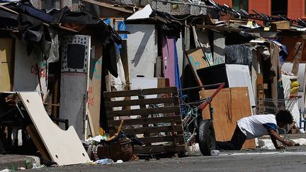 A Sao Paulo, les bâtiments abandonnés qui servaient de fumeries de crack ont été détruits. Des favelinhas, habitations de fortune faites de cabanes en bois, de bâches en plastique et de cartons sont alors apparues sur les trottoirs. Pour endiguer cela, le maire a mis en place un projet très critiqué par les conservateurs : en échange de la destruction de leurs cabanes, la ville s’engage à reloger les drogués dans des hôtels et à leur offrir un petit emploi rémunéré.  (Nacho Doce)