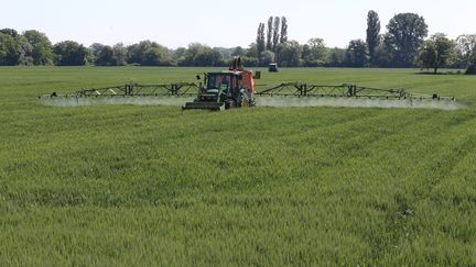 Un agriculteur traite un champs avec des produits phytosanitaires. Photo d'illustration. (PHOTOPQR/L'ALSACE/MAXPPP)