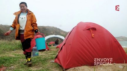 Envoyé spécial. Les Chinois découvrent les joies du camping