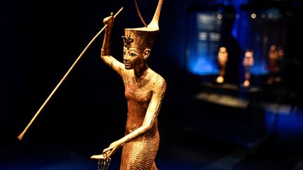 Statuette présentée dans l'exposition "Toutankhamon, le Trésor des Pharaons" (STEPHANE DE SAKUTIN / AFP)